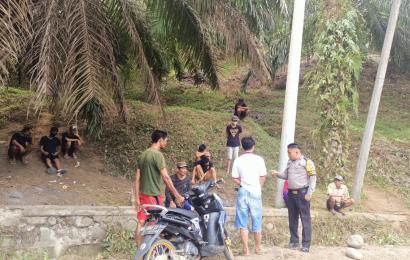 Sambangi Warga, Bhabinkamtibmas Polsek Batik Nau Imbau Warga Tak Lakukan Pelanggaran Hukum