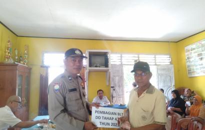Bhabinkamtibmas Polsek Air Besi Monitoring Penyaluran Dana BLT-DD Desa Pukur 