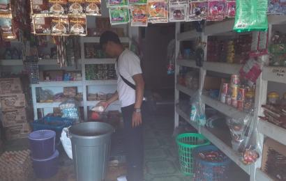Anggota Polsek Enggano Cek Harga Sembako Di Kecamatan Enggano