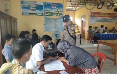 Penyaluran BLT-DD Desa Sendawar, di Monitoring Bhabinkamtibmas Polsek Semidang Alas Maras