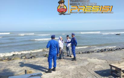 Patroli Sambang, Sat Polair Polres BS Imbau Nelayan dan Pengunjung Pantai Pasar Bawah