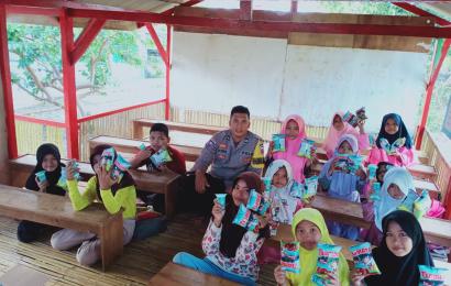 Sambang Sore, Bhabinkamtibmas Polsek Manna Mengajar Anak-Anak Baca Tulis Alquran