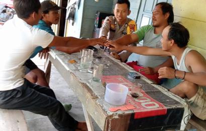 Ciptakan Pendekatan, Polisi Rw Duduk Diwarung Bersama Warga