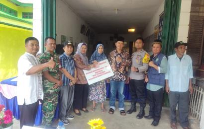 Dukung Program Desa, Bhabinkamtibmas Polsek Rimbo Pengadang Hadiri Pembagian BLT DD