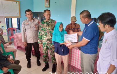 Dukung Program Desa, Bhabinkamtibmas Polsek Lebong Selatan Hadiri Pembagian BLT DD di Desa Tik Jeniak