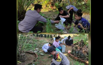 Bhabinkamtibmas Polsek Teluk Segara Kunjungi TPQ, Bantu Bersih-Bersih Lingkungan