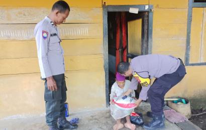 Bakti Sosial, Personel Bhabinkamtibmas Polsek Air Besi Bagikan Sembako kepada Warga Kurang Mampu