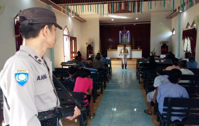 Polsek Padang Ulak Tanding Laksanakan Pengamanan Ibadah Minggu di Gereja