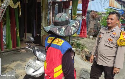 Sambangi Tukang Parkir, Bhabinkamtibmas Berikan Imbauan Kamtibmas 