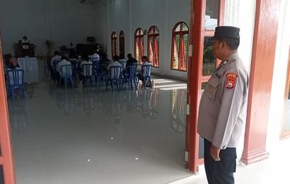 Personel Polsek Padang Jaya Amankan Kegiatan Ibadah di Gereja Seputaran Kecamatan Padang Jaya