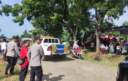 Polsek Padang Jaya Melakukan Pengamanan Jalan Lomba Masak Serba Ikan 