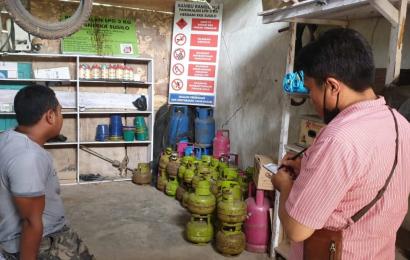 Cegah Kelangkaan, Personel Polsek Batik Nau Cek Pangkalan Gas Elpiji 