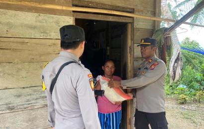 Polsek Muara Sahung Bagikan Sembako kepada Warga Kurang Mampu
