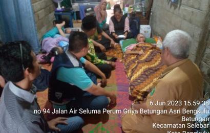 Bhabinkamtibmas Polsek Selebar, Berikan Bantuan Biaya Pengobatan kepada Warga Binaannya yang Mengidap Kanker 