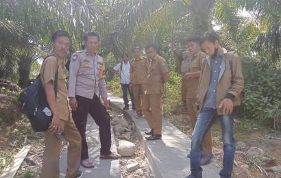 Babinkamtibmas Polsek Batik Nau, Hadiri Pengawasan Fisik Bangunan Rabat Beton