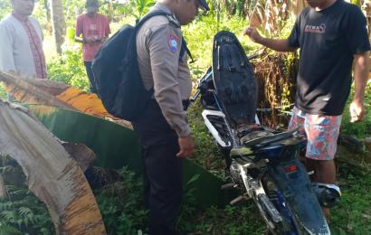 Tanggapi Laporan Warga, Bhabinkamtibmas Polsek Enggano Datangi TKP Dugaan Pencurian Motor