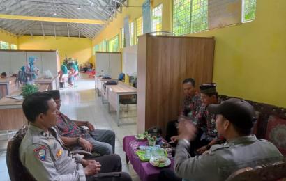 Sambang Kesekolah Pak Babin Ciptakan Kedekatan dengan Para Guru