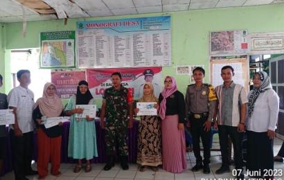  Menghadiri Pembagian BLT DD, Upaya Bhabinkamtibmas Berikan Pendampingan dan Jalin Keakraban dengan Warga