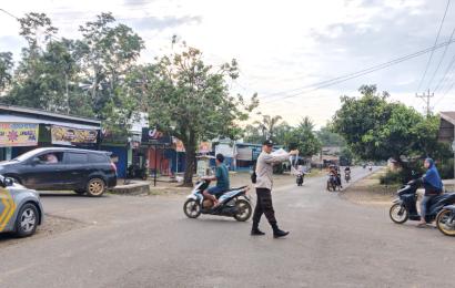Polsek Padang Jaya Laksanakan Gatur Lalin Sebagai Wujud Pengabdian kepada Masyarakat