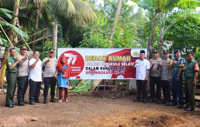 Melalui Senin Berbagi, Kapolres Bengkulu Selatan Bersama Personel Melakukan Bedah Rumah Warga Kurang Mampu