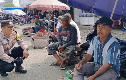 Bhabinkamtibmas Polsek Kota Manna Lakukan Sambang Pasar di Pasar Ampera Manna 