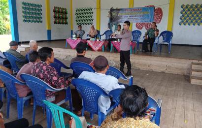 Kapolsek Kedurang Sampaikan Materi Penyuluhan  Hukum Didesa Air Sulau Kecamatan Kedurang