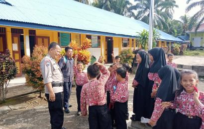 Bhabinkamtibmas Polsek Pino, Sambangi Anak SDN 25 Ulak Lebar Pino  