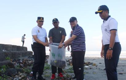 Polda Bengkulu, TNI, Pemprov dan Stake Gelar Olahraga Bersama dan Gerakan Indonesia Bersih di Pantai Panjang