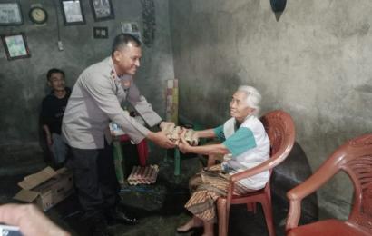 Sinergi Bersama Pemerintah Kecamatan, Polsek Sindang Kelingi Bagi Bantuan Untuk Lansia