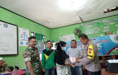 Bhabinkamtibmas Polsek Kaur Tengah Menghadiri Pembagiann BLT-DD Tahun 2023 di Desa Mentiring