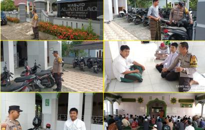 Ciptakan Rasa Aman, Personel Polsek Selebar Berikan Pengamanan Shalat Jumat di Masjid AL-Ahlak