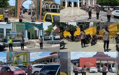 Berikan Pengamanan, Polwan Polresta Bengkulu Jaga Masjid Waktu Salat Jumat