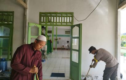 Jalin Kedekatan Dengan Masyarakat, Polsek Maje Melaksanakan Kerja Bakti di Masjid Muhajirin  