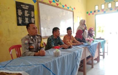 Bhabinkamtibmas beri imbauan Kamtibmas saat hadiri kelulusan di SMPN 33 Desa Rena Jaya