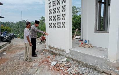 Kapolsek Batiknau Cek Bangunan Mushola 