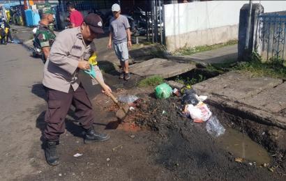 Bersama Warga, Pilar Kelurahan Gotong Royong Membersihkan Lingkungan