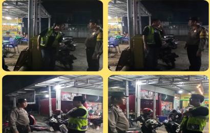 Patroli Malam, Personel Polsek Teluk Segara Sampaikan Imbaun Kamtibmas Kepada Petugas Parkir 