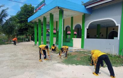 Jelang HUT Bhayangkara, Polsek Enggano Gelar Aksi Bersih-Bersih Masjid