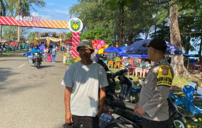 Bhabinkamtibmas Sambangi Wisatawan Pantai Pasar Bawah, dan  Sampaikan Imbauan