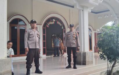 Personil Polsek Padang Jaya Lakukan Pengamanan Ibadah Minggu Pagi