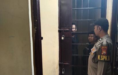Personel Polsek Padang Jaya Lakukan Pengecekan Tahanan Guna Pastikan Ruang Tahanan Aman