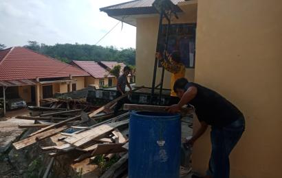 Jelang HUT Bhayangkara, Personel Polsek Batiknau Lakukan Bersih Mako