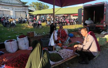 Jaga Kamtibmas Tetap Aman, Polsek Mukomuko Utara Sambangi dan Atur Lalu Lintas di Pasar Koto Jaya