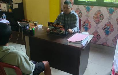 YE saat diperiksa petugas