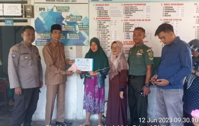 Hadiri Kegiatan Pembagian BLT DD, Bhabinkamtibmas Polsek Maje Sampaikan Pesan Kamtibmas