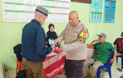 Brigpol Edo Irawan, Hadiri Kegiatan Penyaluran BLT DD di Desa Seguring