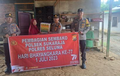 Sambut HUT Bhyangkara Ke-77, Personel Polsek Sukaraja  Berikan Bantuan Sembako Kepada Warga 