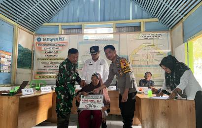 Bhabinkamtibmas Polsek Lebong Selatan Hadiri Penyaluran BLT DD di Desa Kutai Donok