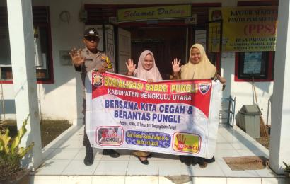 Sambangi Kantor Desa, Pak Bhabin Sosialisasikan Saber Pungli