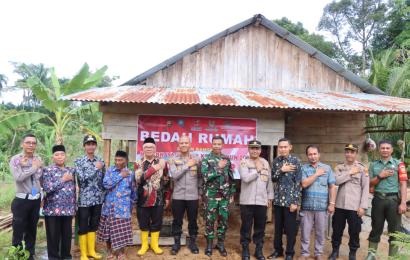 Dalam Rangka HUT Bhayangkara Ke-77, Polres Kaur Lakasankan Kegiatan Bedah Rumah 